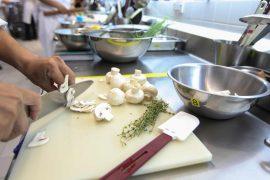 2025/08/plastic-cutting-board-toxins-food.jpg