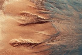 2025/10/mars-gullies_channels_dunes_MRO_NASA_1m.jpg