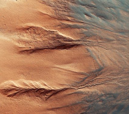 2025/10/mars-gullies_channels_dunes_MRO_NASA_1m.jpg