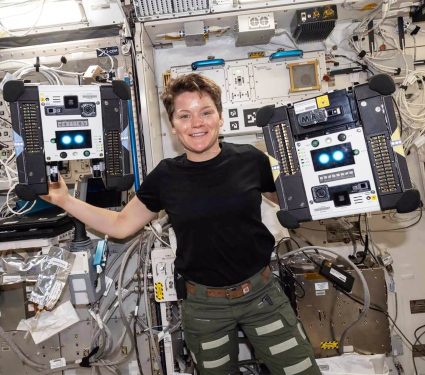 2025/10/astrobee-robot_iss-astronauts_NASA_1m.jpg