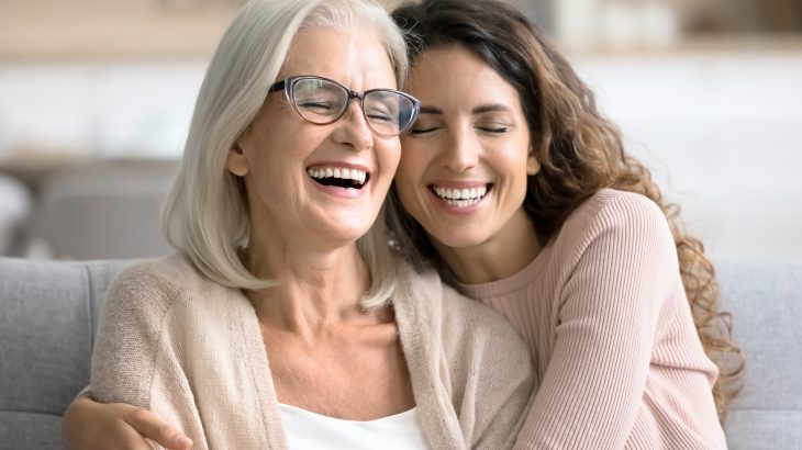 Do mothers age faster? It depends on the context