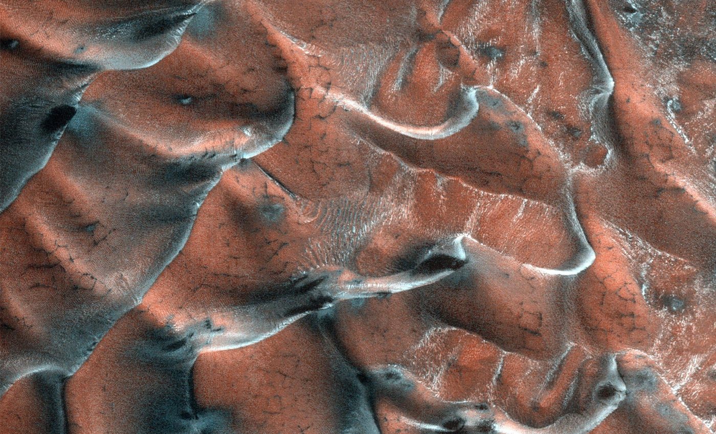 Ancient dunes on Mars reveal long-lasting underground water