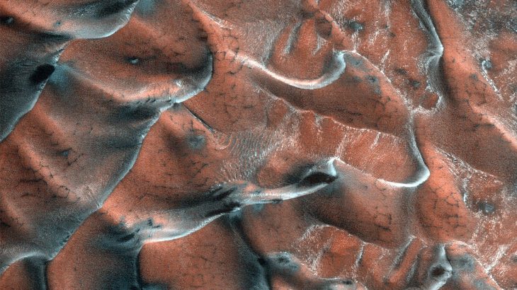 Ancient dunes on Mars reveal long-lasting underground water