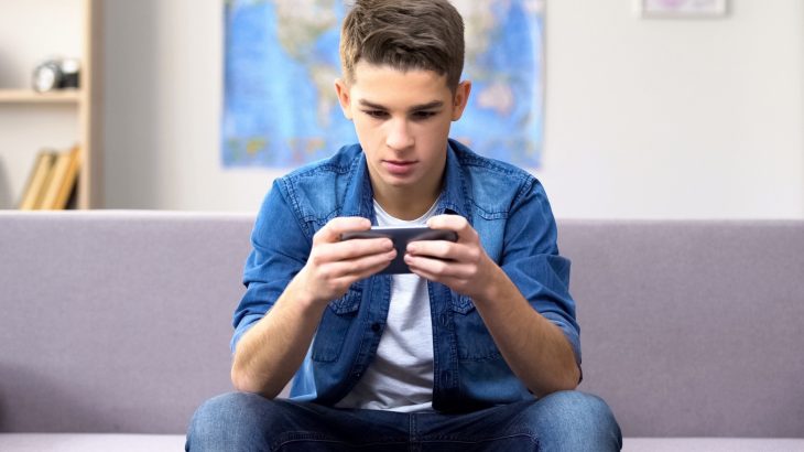 Heavy screen use linked to brain changes that affect attention