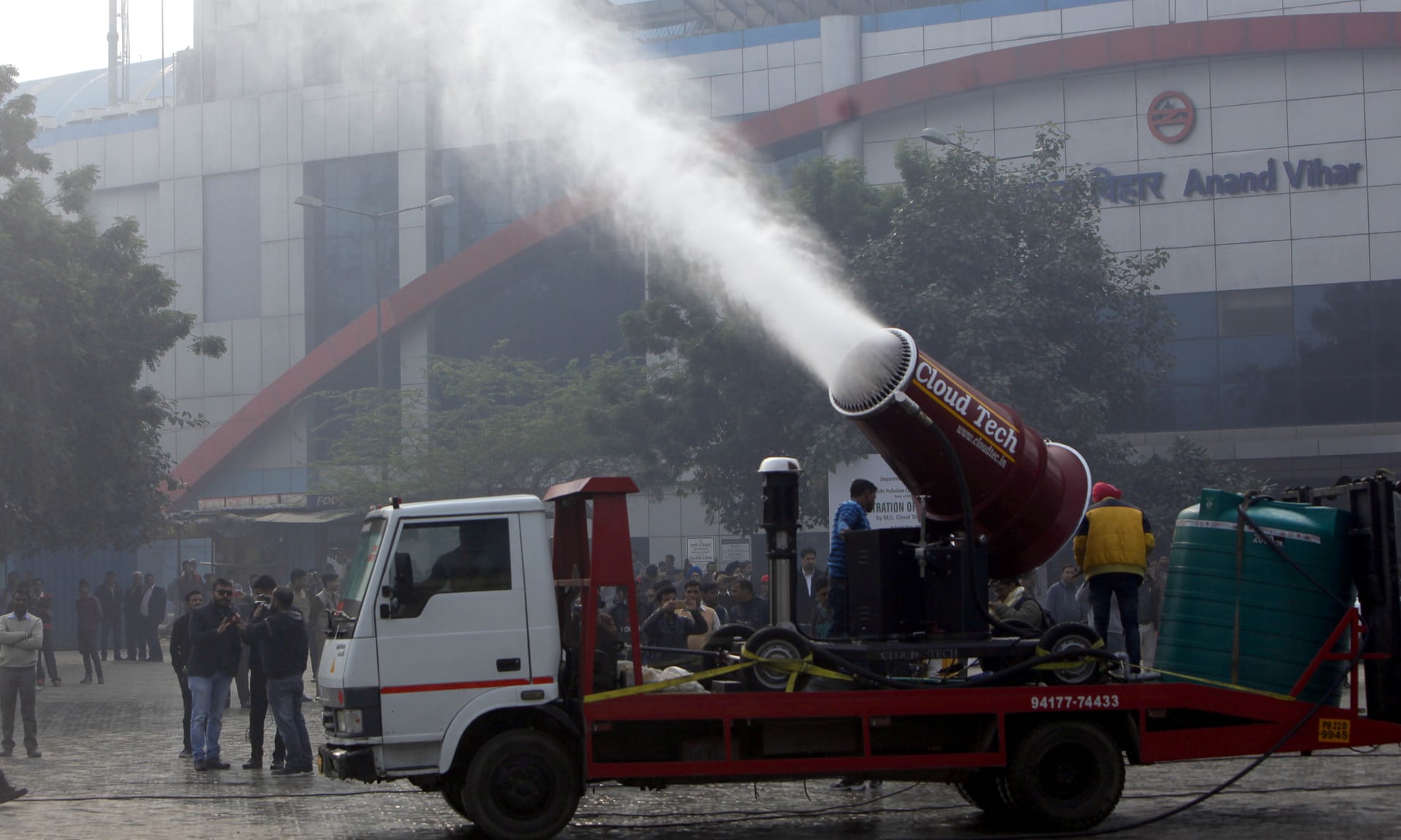 India testing a water mist cannon to combat air pollution