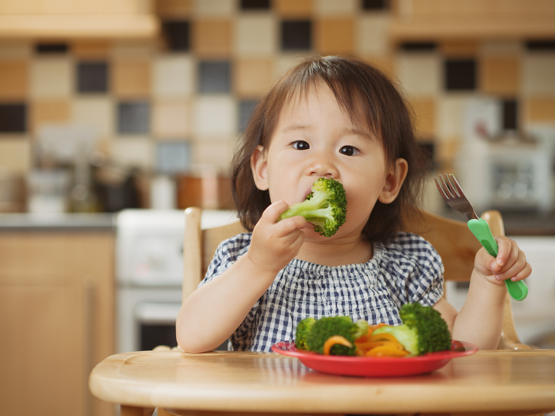 Starting babies to solid food sooner may help them sleep better