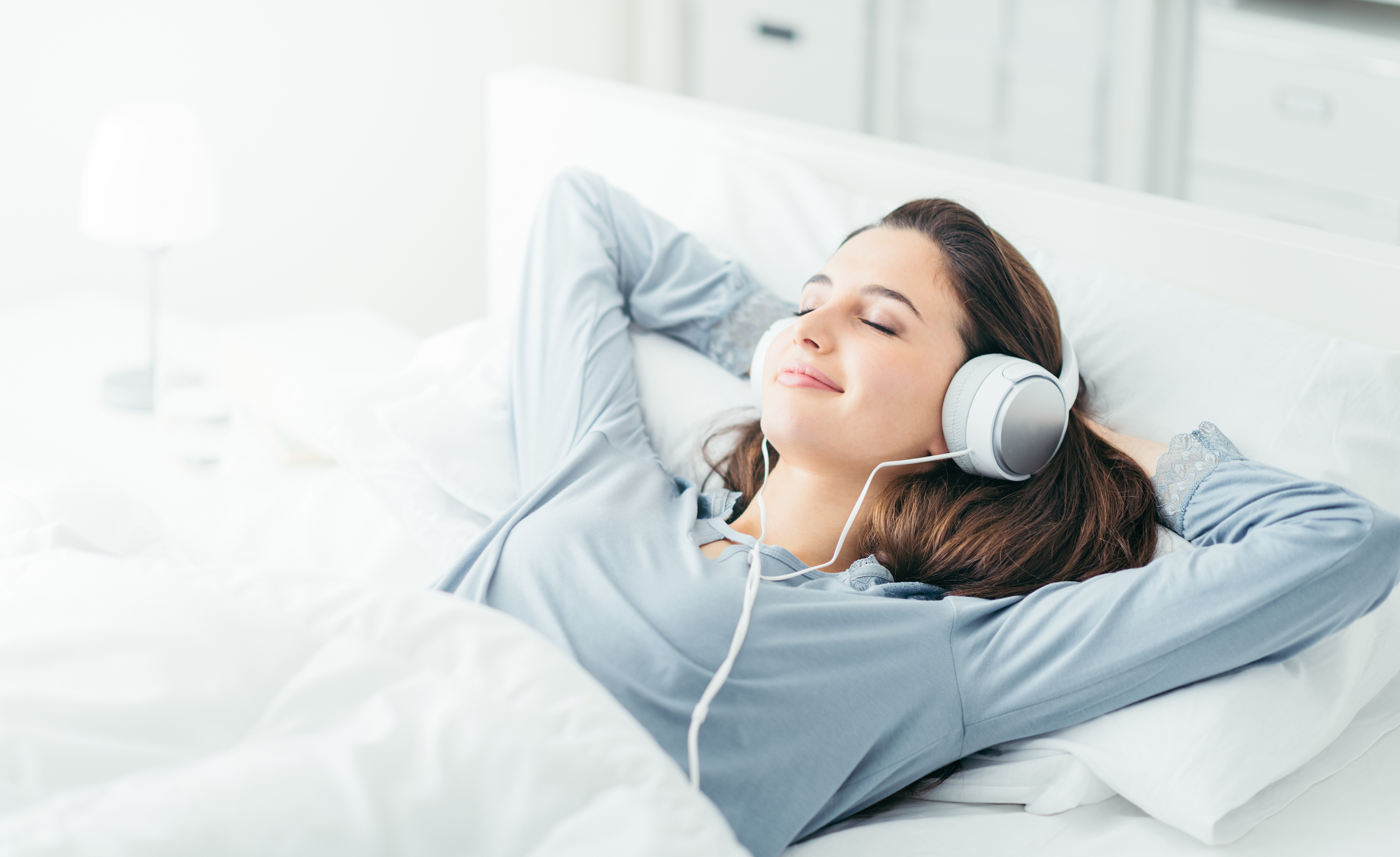 No, you can’t actually learn new information while you sleep
