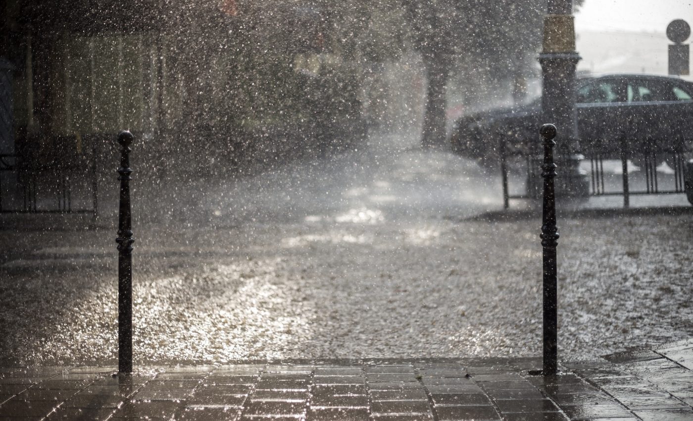 Extreme rainfall events are connected globally by air currents