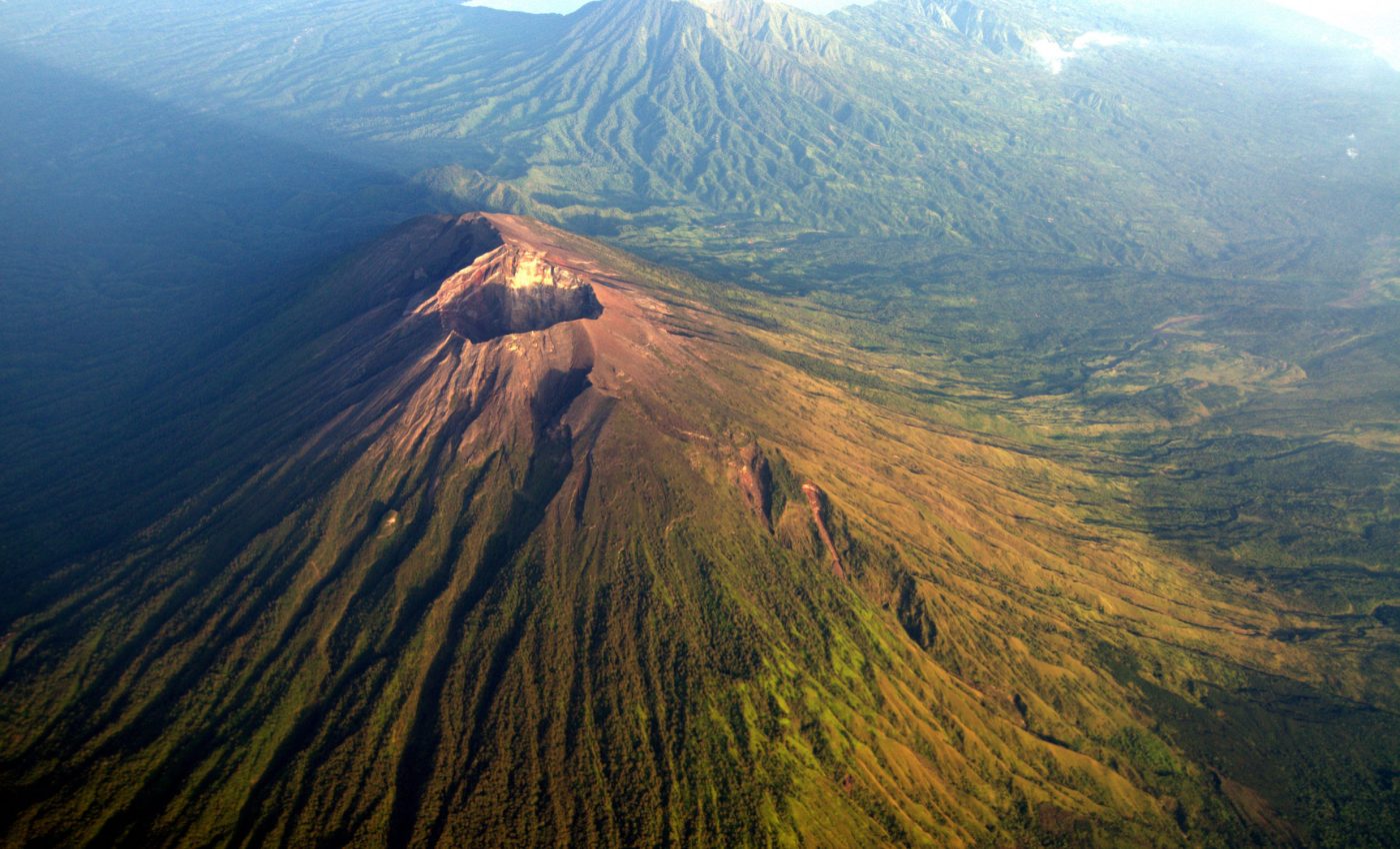 Neighboring volcanoes in Bali may be connected by a plumbing system