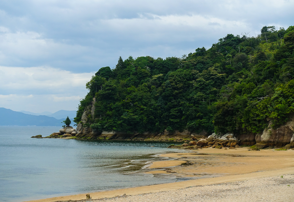 Glass particles in Hiroshima beach sand are fallout debris