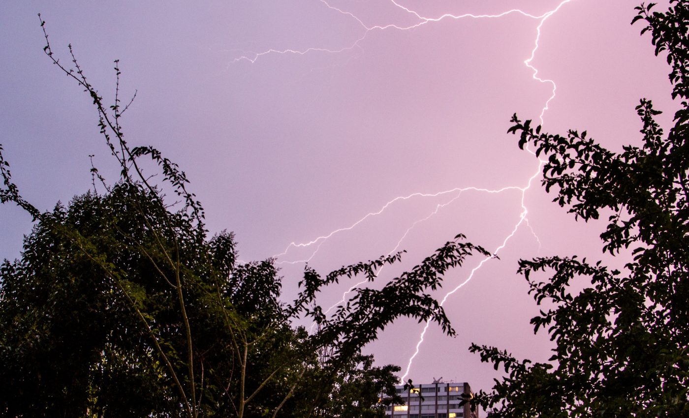 Weak gamma-ray glows often occur just before lightning bolts