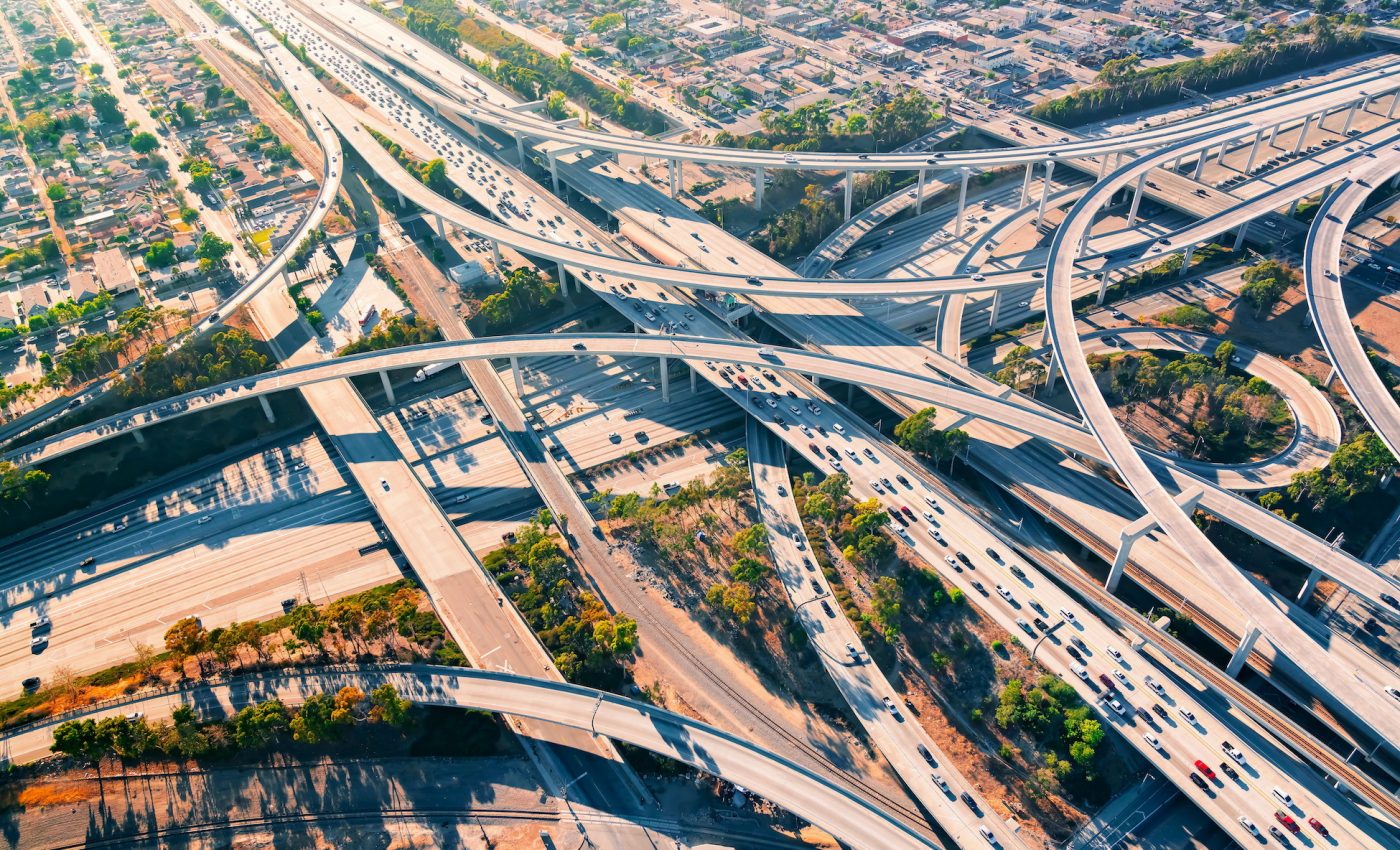 California makes deal with automakers to improve fuel efficiency standards