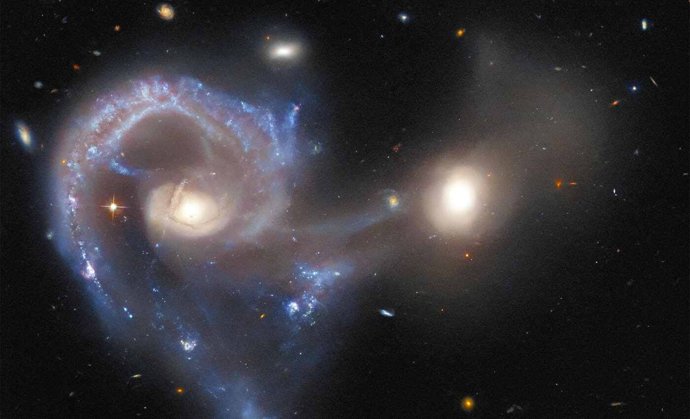 New Hubble image captures two merging galaxies in Arp 107