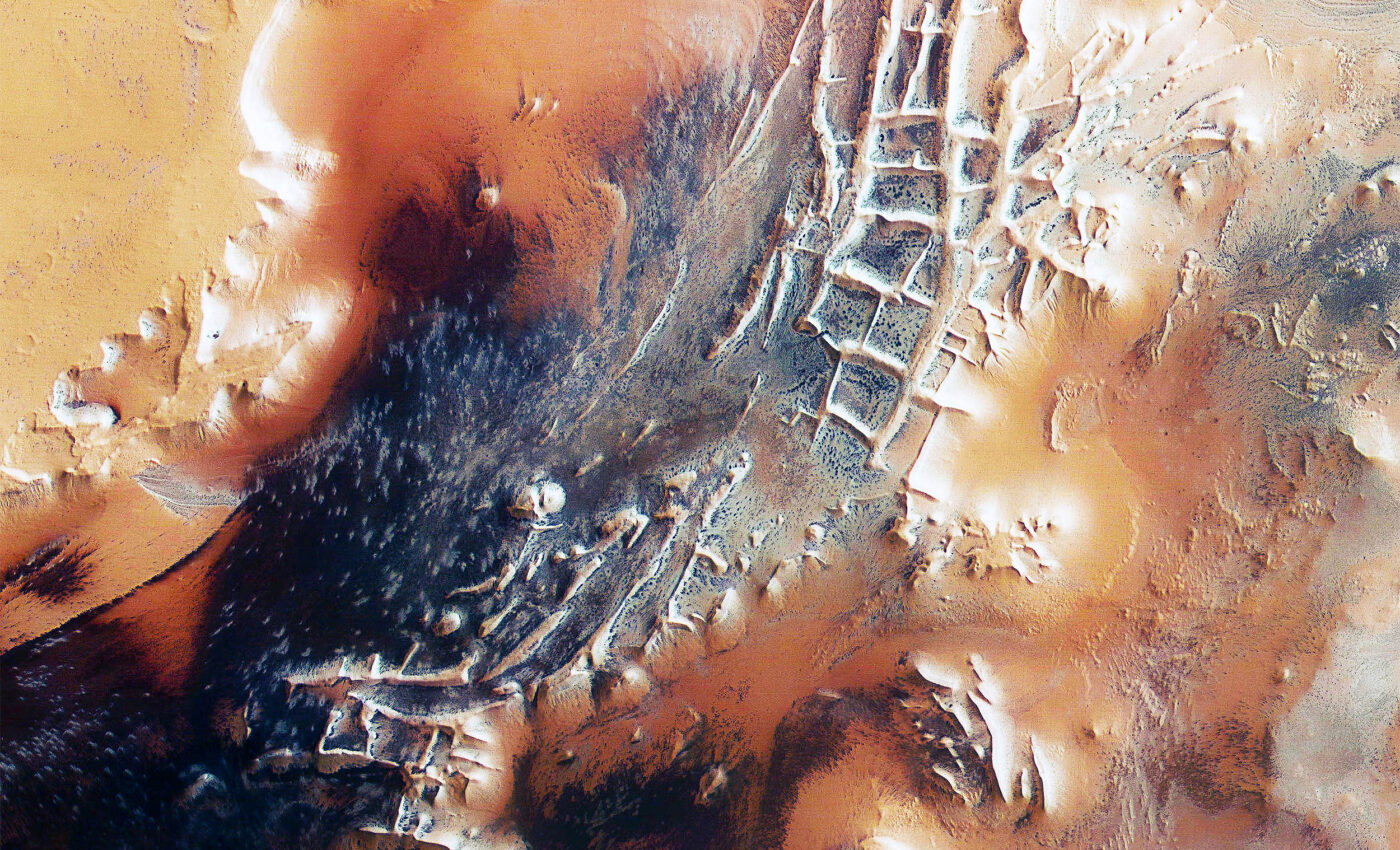 Mars Express finds "ice spiders" on the surface of Inca City