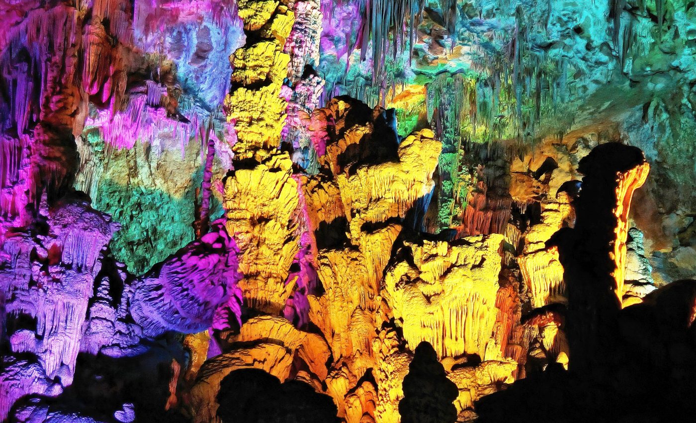 Fluorescent caves on Earth can teach us about extraterrestrial life