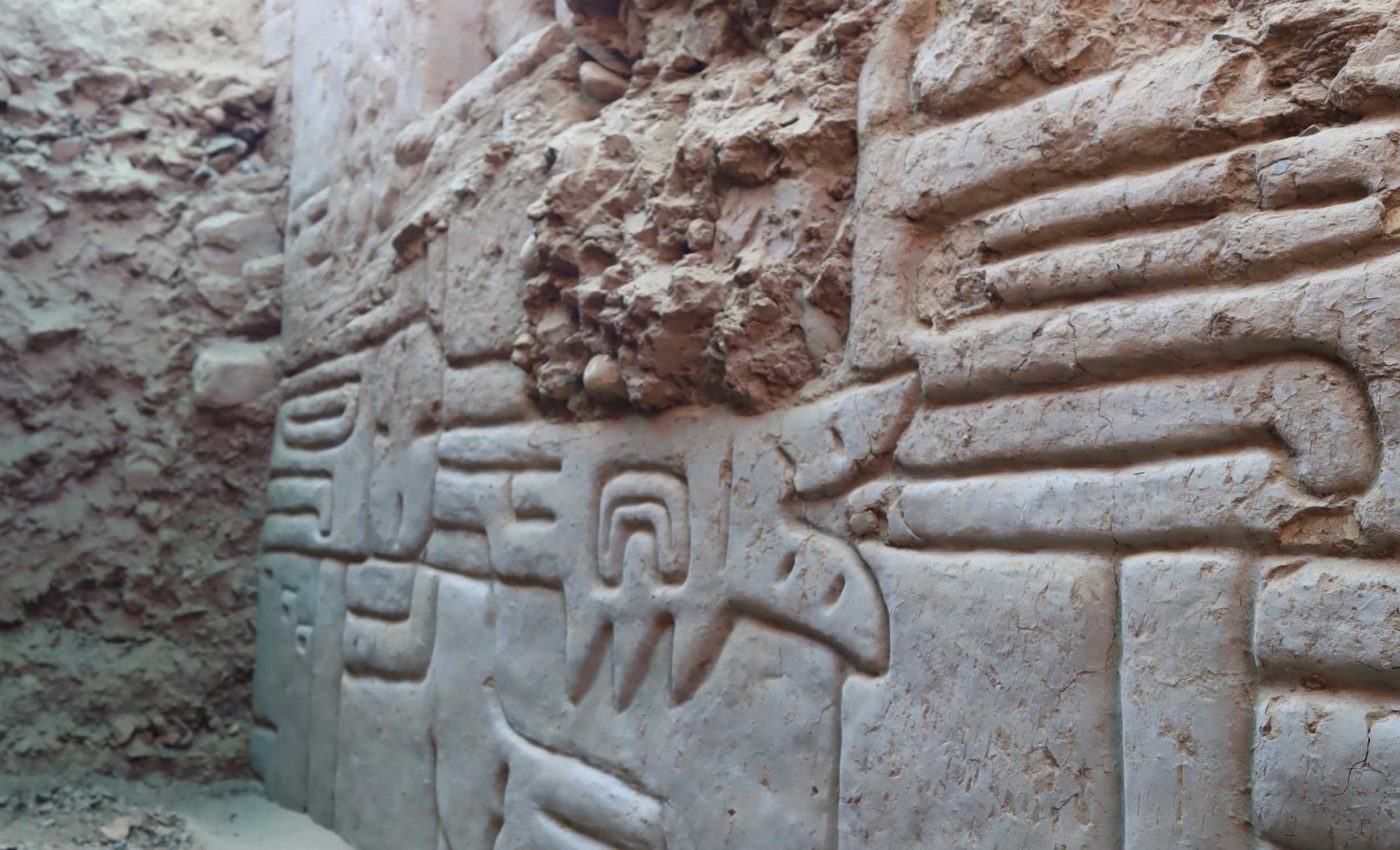 Archaeologists discover a multi-colored 3D mural of a giant bird